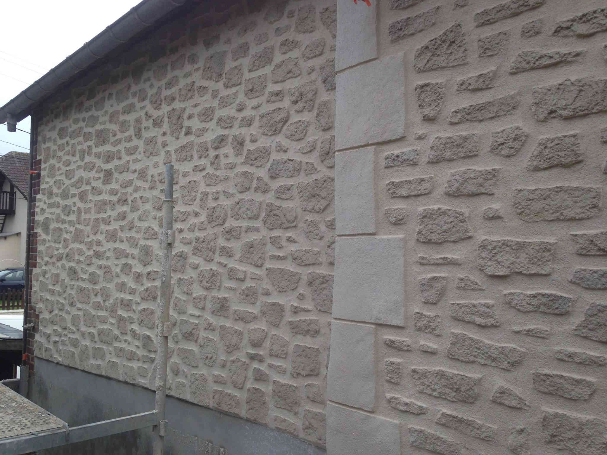 facade mur apres ravalement en enduit imitation pierre